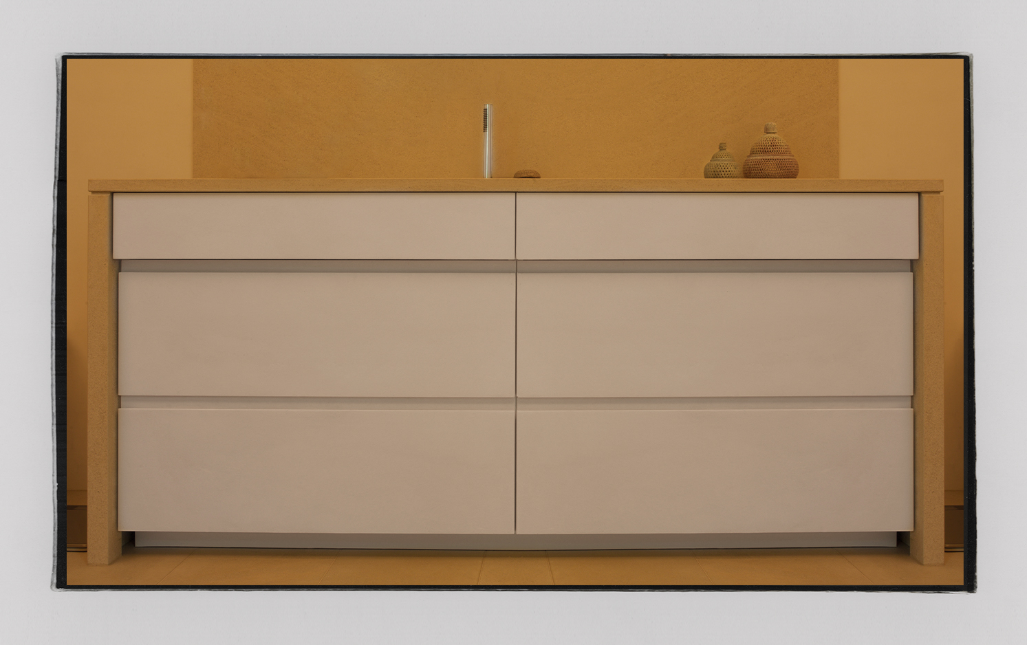 Badezimmer in beigen Pastellfarbton mit Waschtisch aus Naturstein mit zart weißer Front und einem Spiegelschrank